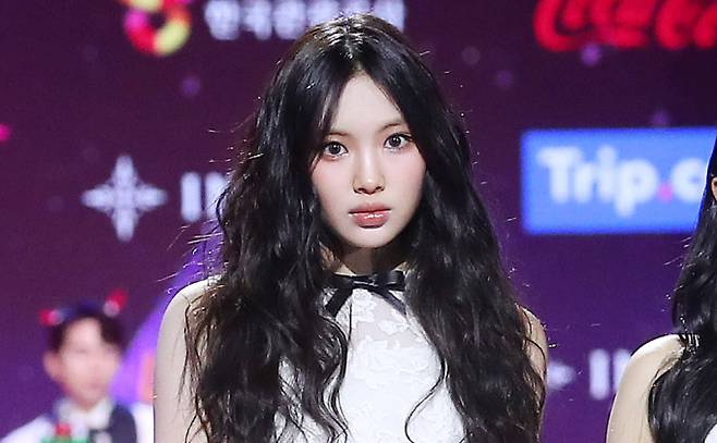 그룹 뉴진스의 멤버 혜인이 발등 부상으로 공식 활동에 불참한다. 사진은 지난해 12월 인천 중구 인스파이어 아레나에서 열린 '2023 SBS 가요대전' 레드카펫 행사에 참석한 걸그룹 뉴진스 멤버 혜인. /사진=뉴스1