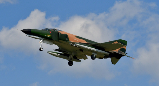 8일 수원비행장에서 퇴역식 예행연습중인 F-4E가 청록·주황 색으로 도색돼 있다. 디펜스타임즈 제공