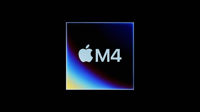 7일(현지시간) 미국 캘리포니아 쿠퍼티노에서 열린 애플 가상 행사에서 새로운 아이패드 프로에 장착될 새 칩 M4가 공개됐다. [EPA]