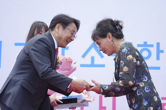 [광주=뉴시스] 강기정 광주시장이 8일 오후 북구 효령노인복지타운에서 열린 '제52회 어버이날' 기념행사에 참석해 유공자 표창을 하고 있다. (사진=광주시청 제공). photo@newsis.com *재판매 및 DB 금지