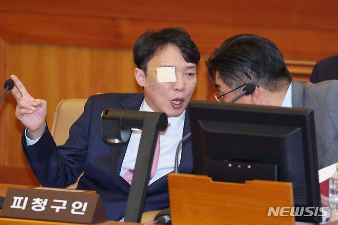 [서울=뉴시스] 추상철 기자 = 이정섭(왼쪽) 검사가 8일 오후 서울 종로구 헌법재판소 대심판정에서 열린 자신의 탄핵 사건 변론기일에 출석해 법률대리인과 대화하고 있다. (공동취재) 2024.05.08. photo@newsis.com