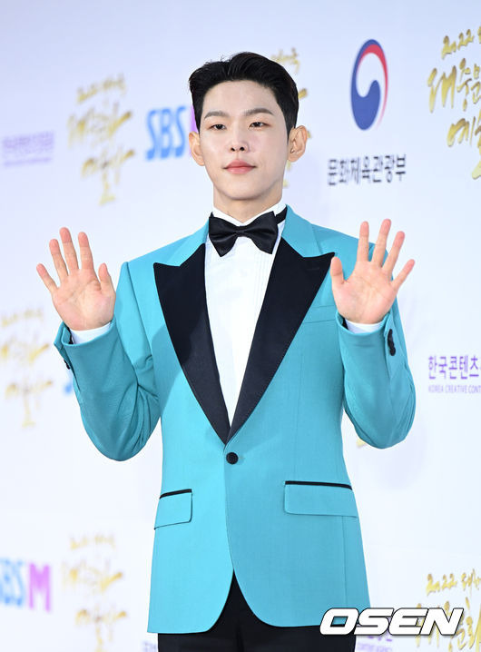 [OSEN=이대선 기자] 24일 서울 중구 국립극장 해오름극장에서 ‘2022 대한민국 대중문화예술상’이 열렸다.가수 폴킴이 레드카펫을 밟고 있다. 2022.11.24 /sunday@osen.co.kr