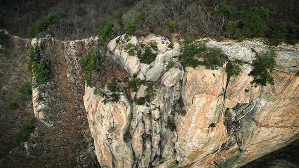 만장봉의 항공뷰. 거대한 화강암 덩어리로 이루어진 만장봉은 용화산의 주봉이다. 