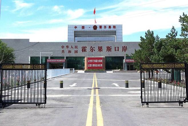 중국 6대 국경 중 하나인 훠얼궈쓰 출입국사무소. 뒤편은 카자흐스탄이다.