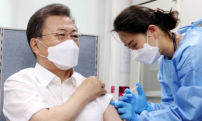 2021년 3월23일 당시 문재인 대통령이 서울 종로구보건소에서 아스트라제네카(AZ)사의 신종 코로나바이러스 감염증(코로나19) 백신을 접종하고 있다. 뉴시스