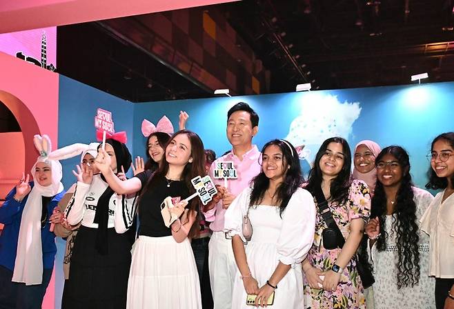 6일 오세훈 서울시장이&nbsp;‘서울 마이 소울 인 두바이(Seoul My Soul in Dubai)’&nbsp;행사장을 찾은 관람객과 ‘Seoul My Soul’을 외치고 있다. 서울시 제공