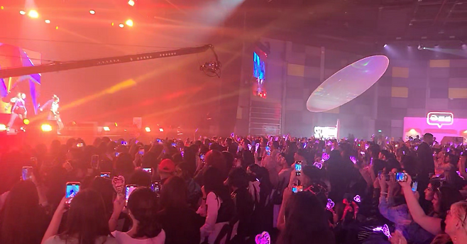 7일 ‘서울 마이 소울 인 두바이(Seoul My Soul in Dubai)’ 행사장에서 열린 K팝 그룹 카드(KARD)의 공연에&nbsp;2000여명의 관객이 열띤 호응을 보내고 있다. 서울관광재단 제공&nbsp;