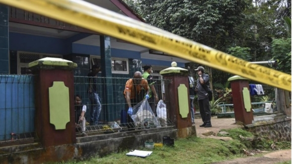 인도네시아의 한 40대 남성이 아내를 살해한 뒤 시신을 훼손한 혐의로 체포됐다.