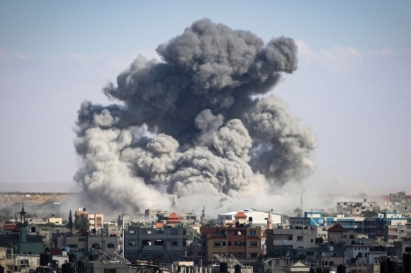 6일(현지시간) 가자지구 남부 라파에서 이스라엘군의 공습으로 검은 연기가 피어오르고 있다. 이날 이스라엘군은 라파 검문소의 팔레스타인쪽 구역을 장악한 것으로 알려졌다. 연합뉴스