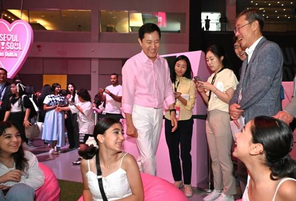 6일(현지시간) ‘서울 마이 소울 인 두바이’ 행사장에서 오세훈(오른쪽 네번째) 서울시장이 관람객과 이야기를 하고 있다. 서울시 제공