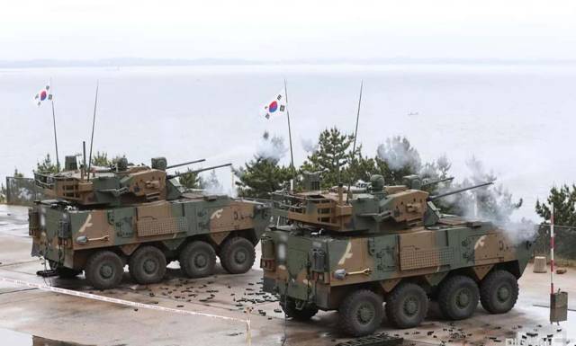 흰 연기를 내뿜으며 포탄을 발사하고 있는 30mm 차륜형 대공포 천호. 사진 제공=국방일보