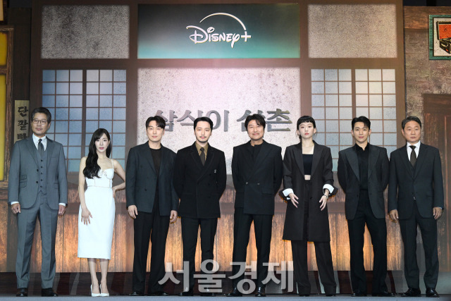 배우 유재명, 티파니 영, 서현우, 변요한, 송강호, 진기주, 오승훈, 주진모가 8일 오전 서울 강남구 그랜드 인터컨티넨탈 서울 파르나스에서 진행된 디즈니 플러스 오리지널 시리즈 ‘삼식이 삼촌’(감독 신연식) 제작발표회에서 포즈를 취하고 있다. 김규빈 기자 2024.05.08