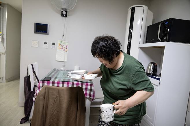 식사를 마친 이성희씨가 설거지를 하기 위해 빈그릇을 들고 주방으로 가고 있다. ⓒ시사IN 박미소