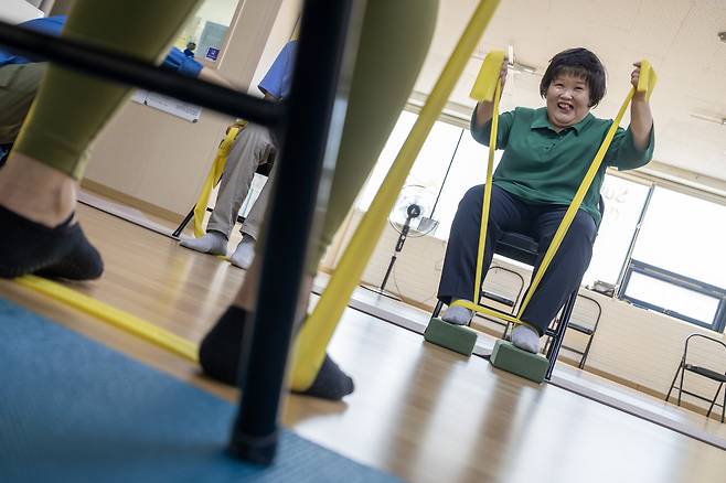 요가 밴드를 활용해 운동하고 있는 이성희씨. ⓒ시사IN 박미소