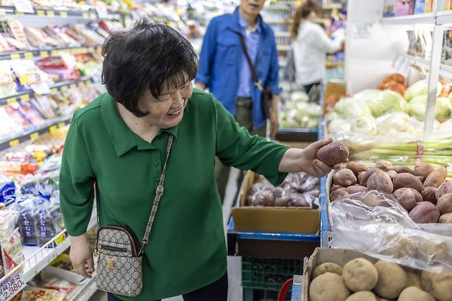 마트에서 장을 보는 이성희씨. ⓒ시사IN 박미소