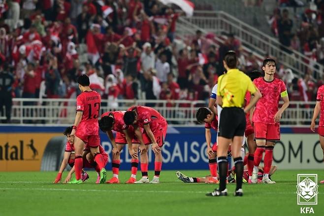 지난달 26일 열린 2024 AFC U-23 아시안컵 8강 한국과 인도네시아의 경기에서 승부차기 끝에 인도네시아에 패한 선수들이 낙담하고 있다. 대한축구협회 제공