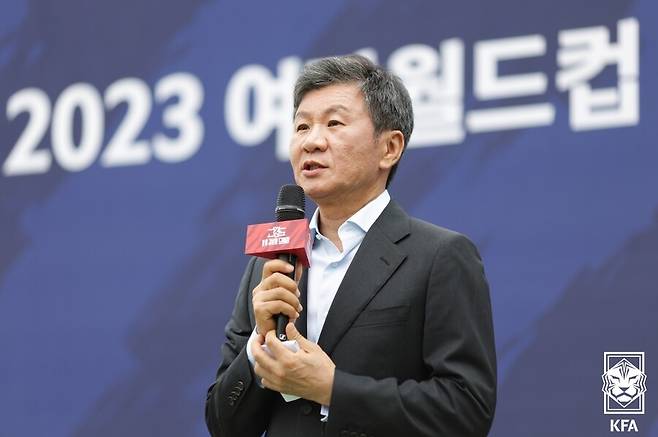 ▲ 4년 동안 쌓아 올렸고 월드컵에서 꽃 피웠던 모든 게 무너졌다. 위르겐 클린스만 감독 선임부터 아시안컵 졸전 실패, 올림픽 본선 진출 실패 대참사까지 이어지자 정몽규 회장을 향한 사티 압박이 거세다. 한국축구지도자협회에서 "낙후된 축구 저변은 돌보지 않고 오로지 대표팀 성적에만 몰두하는 현 집행부의 졸속 행정으로 한국 축구가 퇴보하고 있다. 정몽규 회장이 모든 사태 책임을 지고 즉각 물러나야 한다. 우연한 결과가 아닌 예고된 참사였다. 오래전부터 주먹구구식 감독 선임에 대한 경고를 쏟아냈지만, 정몽규 회장 및 집행부는 이런 우려를 묵살했다. 무사안일했던 결과는 우려했던 대로 한국 축구 역사상 유례없는 대참사가 됐다"라고 성명서를 냈다. 한 유튜브 채널에선 축구협회에서 일했던 직원의 폭로도 있었다. 현재에는 사라진 대한축구협회 기획실에서 일했던 최호영 씨는 "정몽준 회장이 협회를 이끌었을 땐 지금과 많이 달랐다. 지금 협회는 리더십 문제다. 과거엔 경험 많은 인물들이 조직을 이끌고 위기 상황을 대처했지만 지금은 신입 직원이 팀장이 되고, 경험 많은 직급에 있던 사람들이 팀원이 됐다. 좀 이상하게 바뀐 것 같다"라고 말했다 ⓒ대한축구협회