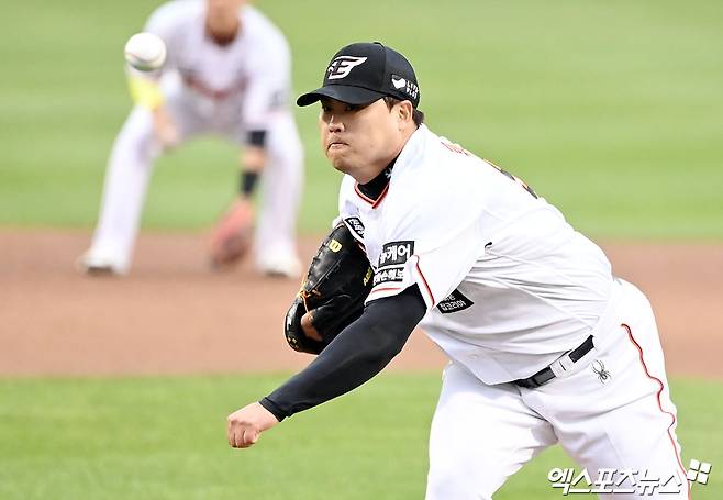 류현진은 8일 사직구장에서 열릴 '2024 신한 SOL Bank KBO 리그' 롯데 자이언츠와 맞대결에서 선발 등판할 예정이다. 엑스포츠뉴스 DB
