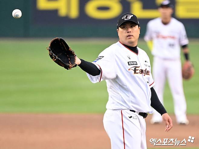 류현진은 8일 사직구장에서 열릴 '2024 신한 SOL Bank KBO 리그' 롯데 자이언츠와 맞대결에서 선발 등판할 예정이다. 엑스포츠뉴스 DB
