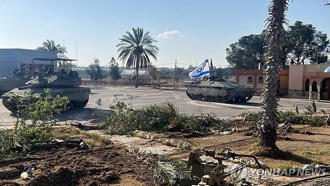라파 국경검문소 장악한 이스라엘 탱크 (라파 로이터=연합뉴스) 이스라엘군 탱크들이 7일(현지시간) 라파 국경검문소의 가자지구 쪽 구역에서 작전 중이다. 이날 이스라엘군은 401기갑여단이 가자지구 최남단 도시 라파의 팔레스타인쪽 국경검문소를 장악했다고 밝혔다. [이스라엘군 제공] 2024.05.07 passion@yna.co.kr