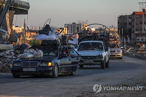 이스라엘군의 대피 명령에 따라 라파를 떠나고 있는 가자 주민들 [EPA=연합뉴스 자료사진. 재판매 및 DB금지]