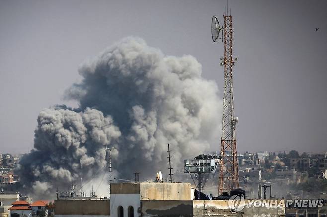 이스라엘군의 공습으로 연기가 치솟는 가자 최남단 도시 라파 [AFP 연합뉴스 자료사진 재판매 및 DB 금지]