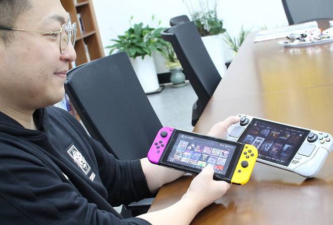 인터뷰 중 이도경 보좌관이 보여준 닌텐도 스위치와 스팀덱의 게임목록을 통해 게임을 향한 그의 진심을 확인할 수 있었다.