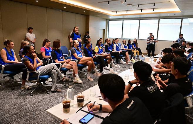 V리그 여자부 외국인선수 트라이아웃에 참가한 선수들이 각 구단 코칭스태프들과 인터뷰를 하고 있다. 사진=KOVO
