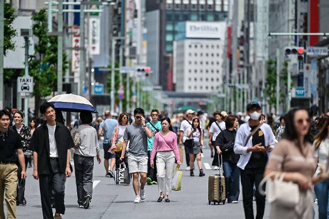 지난달 29일 일본의 쇼핑 거리인 긴자에서 시민들이 길을 걷고 있다. (사진=AFP)