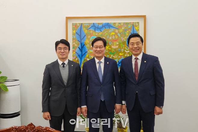 신동근 국회 보건복지위원장(왼쪽 두 번째)와 구재이(세 번째) 한국세무사회 회장이 기념사진을 촬영하고 있다. 세무사회 제공.