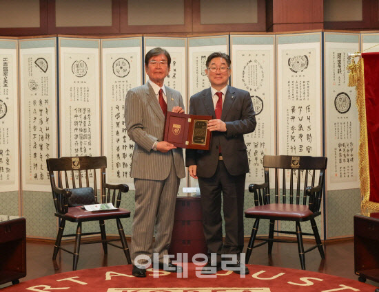 김동원 고려대 총장(오른쪽)과 최상영 영스틸(주) 회장이 기념사진을 찍고 있다.(사진=고려대 제공)