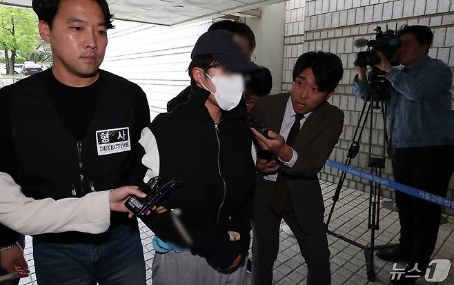 서울 강남역 인근 건물 옥상에서 자신의 여자친구를 살해한 혐의를 받는 20대 남성 A 씨가 8일 오후 서울 서초구 서울중앙지법에서 열린 구속 전 피의자 심문(영장실질심사)에 출석하고 있다. A 씨는 과거 대학수학능력시험에서 만점을 받은 의대생인 것으로 알려졌다. 2024.5.8/뉴스1 ⓒ News1 김민지 기자