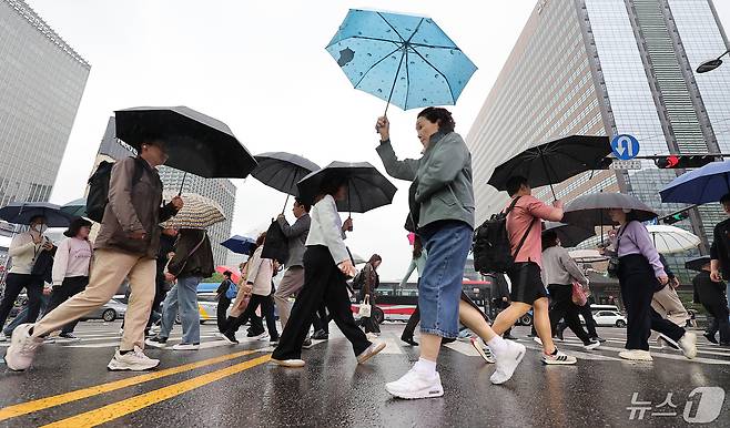 전국 대부분 지역에 비가 예보된 7일 오전 서울 종로구 세종대로사거리에서 우산을 쓴 시민들이 발걸음을 옮기고 있다. 2024.5.7/뉴스1 ⓒ News1 김진환 기자