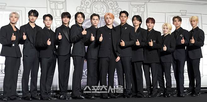 세븐틴 호시, 준, 디노, 디에잇, 원우, 버논, 에스쿱스, 민규, 정한, 승관, 우지, 조슈아, 도겸(왼쪽부터)이 29일 콘래드 서울 호텔에서 그간 9년 활동을 정리한 베스트 앨범 ‘세븐틴 이즈 라이트 히어(17 IS RIGHT HERE)’ 발매 기념 글로벌 기자간담회에서 포토타임을 갖고 있다.  2024. 4. 29. 최승섭기자 thunder@sportsseoul.com