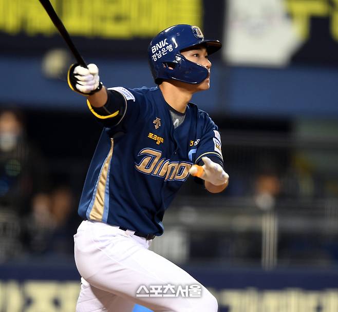 NC 김주원이 25일 잠실야구장에서 열린 2024 KBO리그 두산과 경기 3회초 1사 파울타구를 바라보고 있다. 잠실 | 최승섭기자 thunder@sportsseoul.com