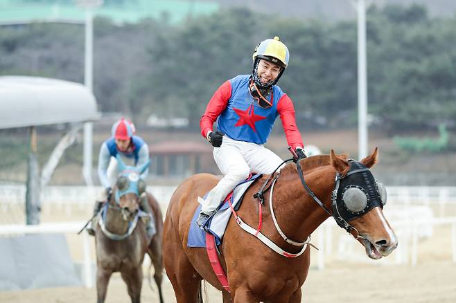 지난 1월 세계일보배에서 우승한 뒤 기뻐하는 이동하 기수. 사진제공=한국마사회