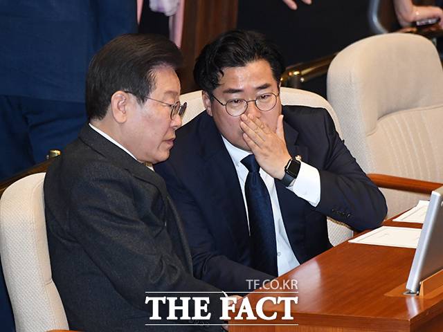 민생회복지원금은 이재명 대표가 4.10 총선을 앞두고 띄운 공약이다. 국민 1인당 25만원씩 4인 가구 기준 100만원까지 지역화폐로 지원하는 것이 핵심이다. 박찬대 원내대표는 "대통령에게 딱 두 가지만 말씀드리겠다. 전 국민 25만원 민생회복지원금 지급을 전면 수용해주길 바란다"라고 말했다. /배정한 기자