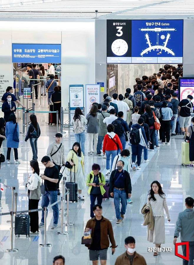 어린이날 연휴를 앞둔 지난 3일 인천국제공항 제1여객터미널을 찾은 여행객들이 탑승동으로 이동하기 위해 줄을 서고 있다. 사진=강진형 기자aymsdream@