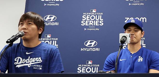 지난 3월 16일 미국프로야구(MLB) 월드투어 서울시리즈에 출전하는 LA 다저스 오타니 쇼헤이와 전 통역사 미즈하라 잇페이(왼쪽)가 서울 구로구 고척스카이돔에서 열린 공식 기자회견에 참석한 모습. /뉴스1