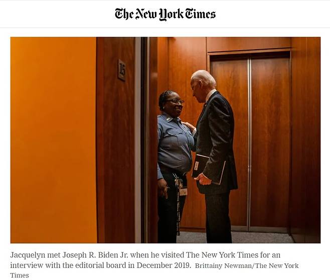 2019년 뉴욕타임스의 논설위원들과 인터뷰를 하기 위해 뉴욕시 맨해튼의 본사를 찾은 조 바이든 당시 민주당 후보가 NYT의 경비원 재클린(31)와 만나 얘기를 나누고 있다. 재클린은 바이든에게 "당신을 좋아한다"고 말했고, 바이든은 "나도 마찬가지"라며 스마트폰 카메라로 함께 사진을 찍었다.
