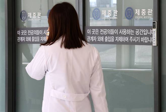 정부의 의대 증원에 반발한 전공의들이 진료 현장을 떠난 가운데 서울 시내 한 대학병원 전공의 전용 공간 앞으로 의료진이 이동하고 있다. / 뉴스1