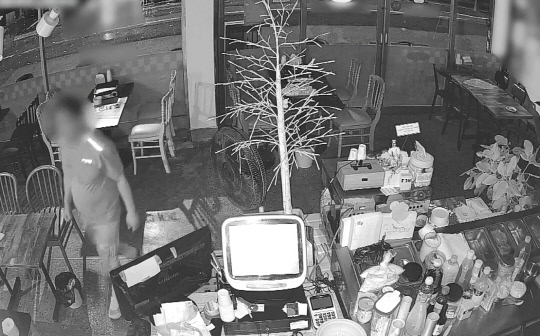 대전 소재 식당에서 상습적으로 무전취식하고 금품을 훔친 50대의 범행 장면 CCTV 모습. 대전경찰청 제공