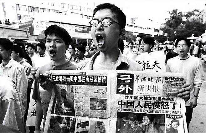 1999년 5월 7일 코소보 전쟁 당시 미국과 북대서양조약기구(NATO·나토)가 세르비아 베오그라드 주재 중국대사관을 폭격해 사상자 20여 명이 발생하자 중국인들이 거리로 나와 항의 시위를 벌이고 있다. 중국 웨이보 캡처