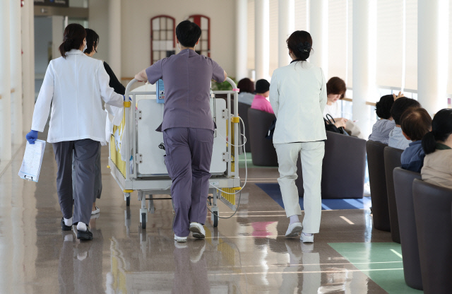 의정갈등이 이어지고 있는 9일 오전 서울 한 대학병원에서 의료진이 이동식 병상을 옮기고 있다. <연합뉴스>