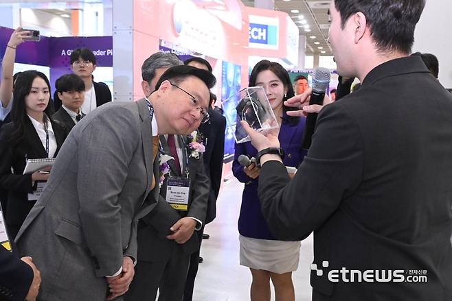 한국보건산업진흥원과 충청북도가 주최한 '바이오 코리아 2024'가 8일 서울 삼성동 코엑스에서 열렸다. 조규홍 보건복지부 장관이 인핸드플러스 부스에서 인공지능(AI) 스마트워치 기반 개인 맞춤형 복약 관리 솔루션에 대한 설명을 듣고 있다. 박지호기자 jihopress@etnews.com