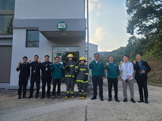 주한규 한국원자력연구원장(오른쪽에서 네번째)이 자체 화재 진압 훈련에 참석하고 있다.