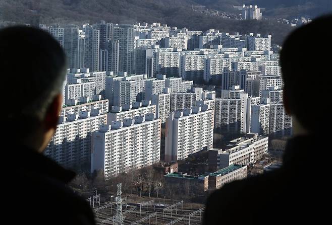 지난 1월 서울 도봉구의 한 고층빌딩에서 관계자들이 노원구의 아파트 밀집 지역을 바라보고 있다. 사진=뉴스1
