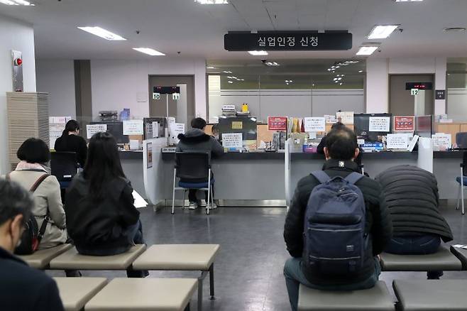 13일 서울 시내의 한 고용복지플러스센터 실업인정 신청 창구에서 시민들이 대기하고 있다. <뉴스1>