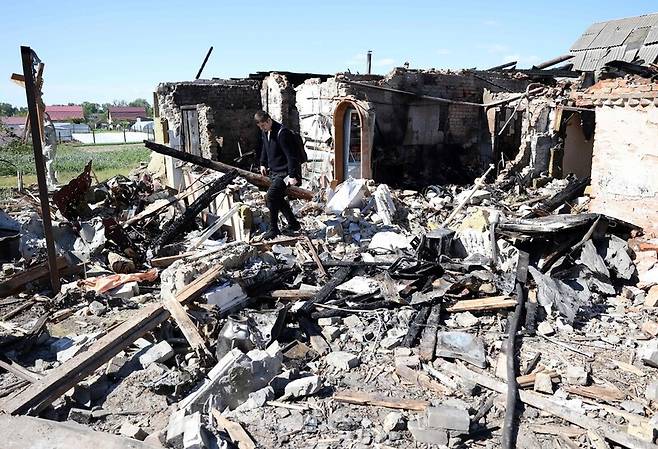 8일(현지시각) 러시아의 공격으로 파괴된 크로피우니츠키 지역 주택. 크로피우니츠키/AFP 연합뉴스