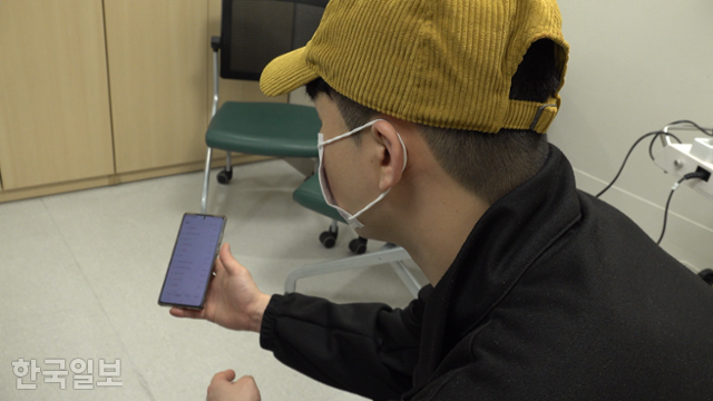 김지훈(가명)씨가 지난 3월 13일 오후 분당서울대병원에서 전날 아내의 응급상황을 설명하며 당시 119구급대와 주고받았던 통화기록을 보여주고 있다. 안재용 PD